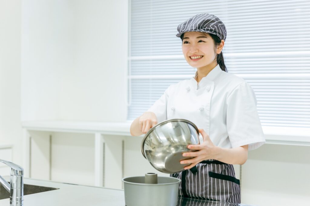 ショコラティエとは？仕事内容やパティシエとの違い、資格や年収など解説