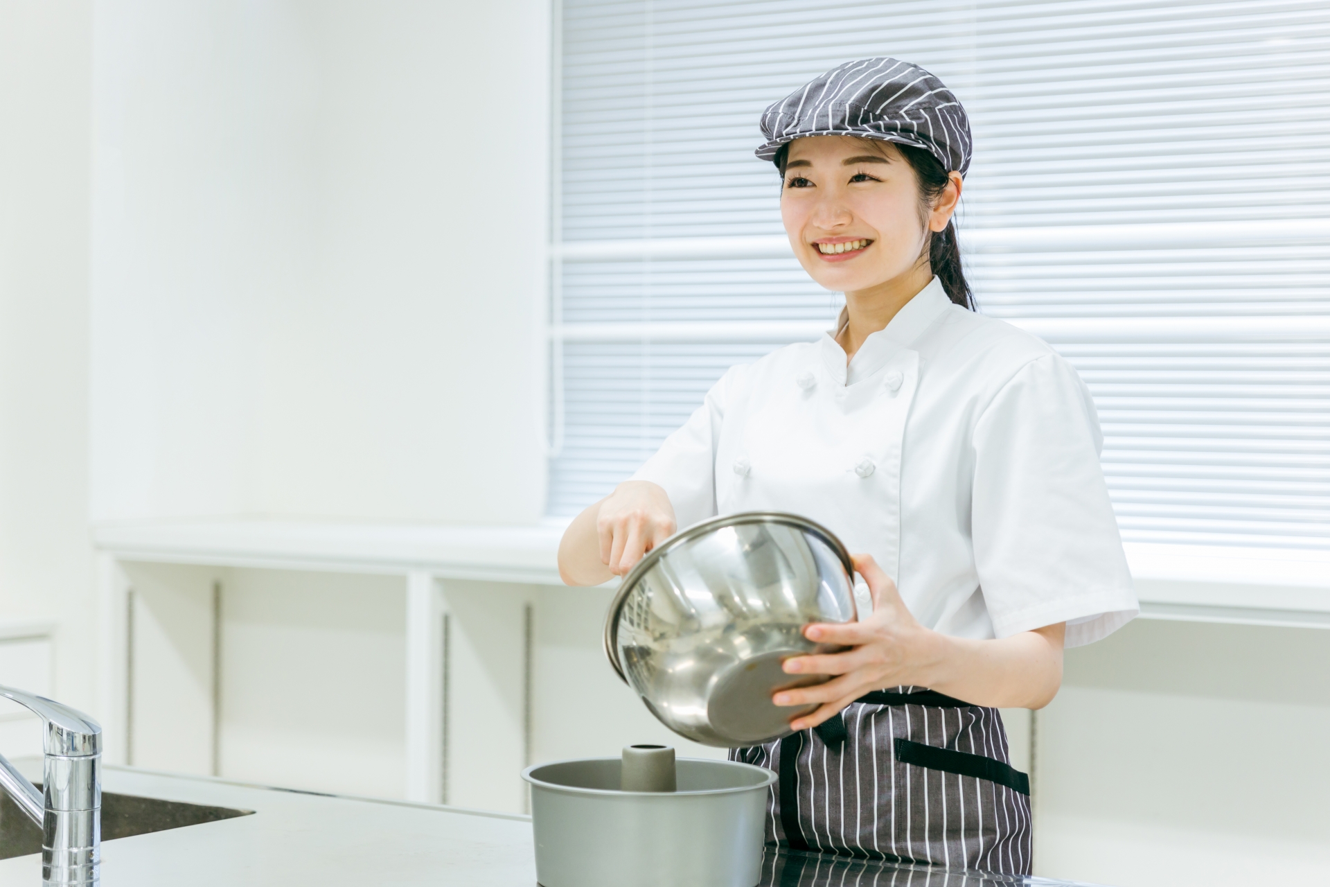 ショコラティエとは？仕事内容やパティシエとの違い、資格や年収など解説