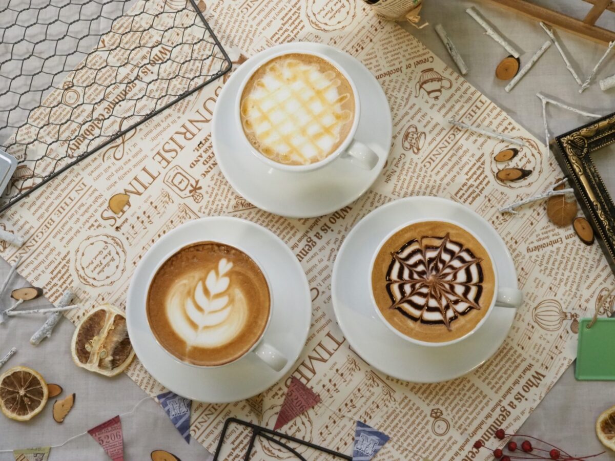 カフェラテとカプチーノの違いは？味・泡・飲み方をわかりやすく解説
