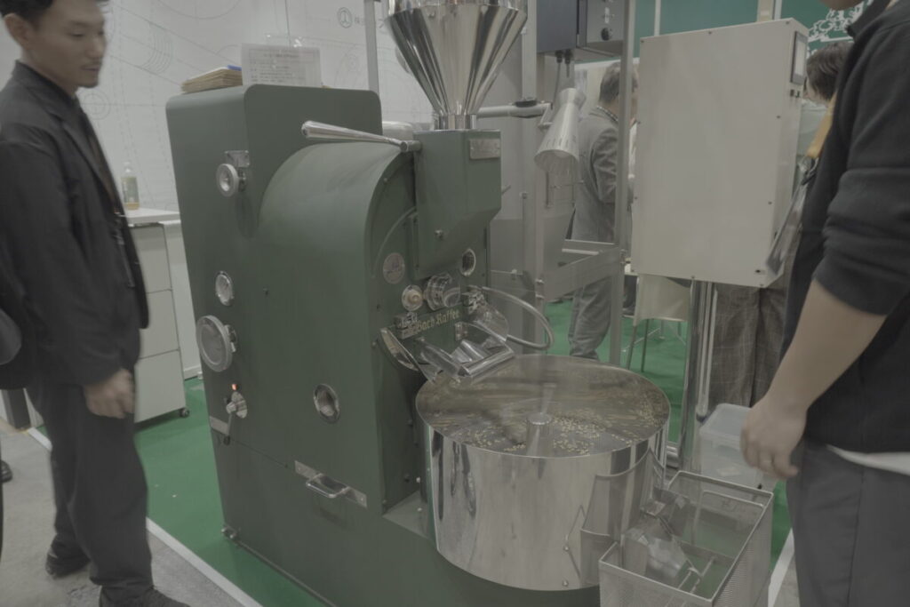 SCAJ2026 生豆を入れて稼働する焙煎機Meister-5