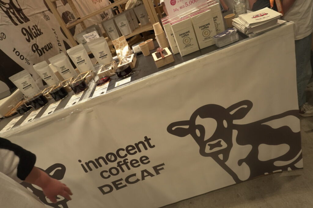 SCAJ2026 innocent coffeeのデカフェ商品が並ぶブース